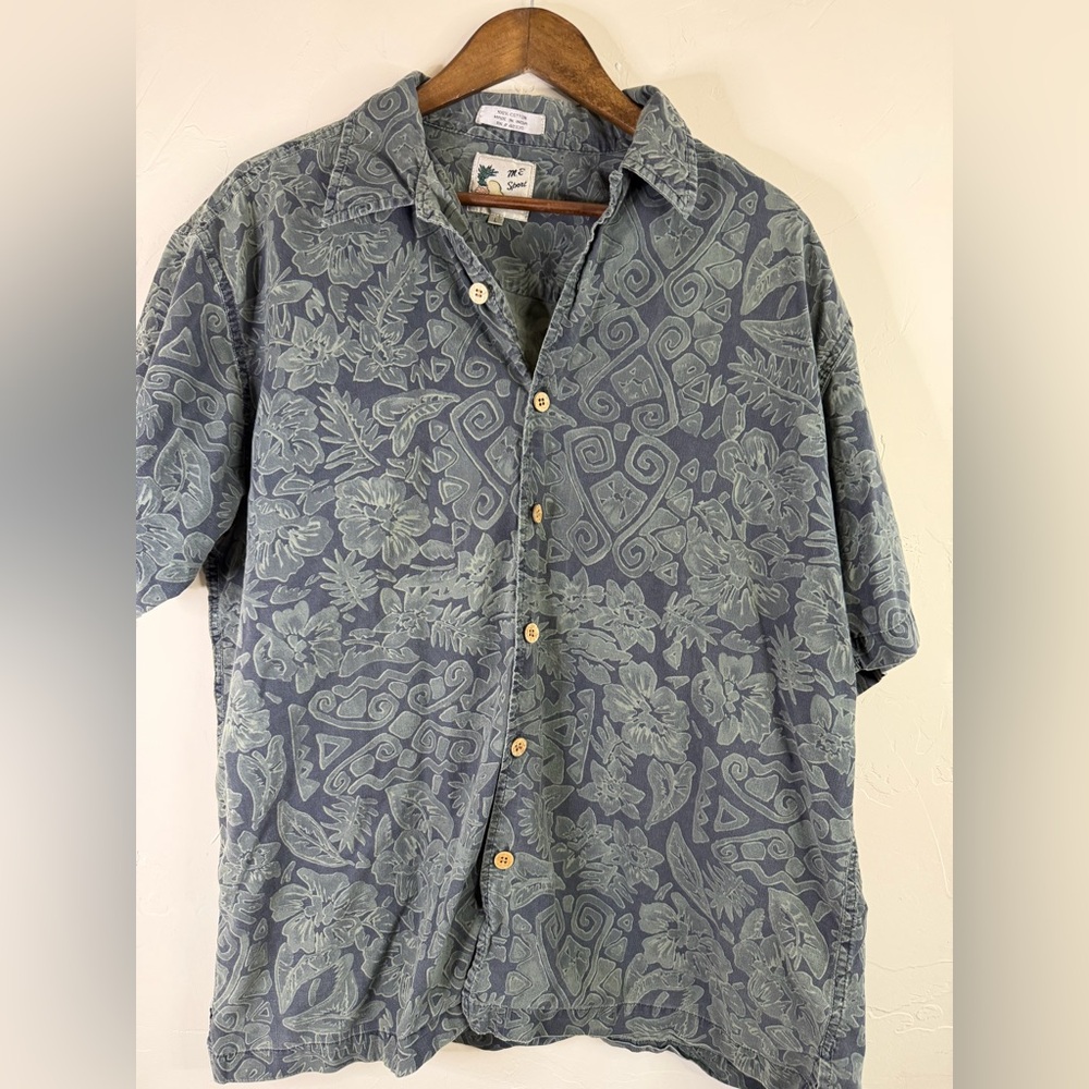 Vintage Hawaiian  Floral Shirt w wood buttons